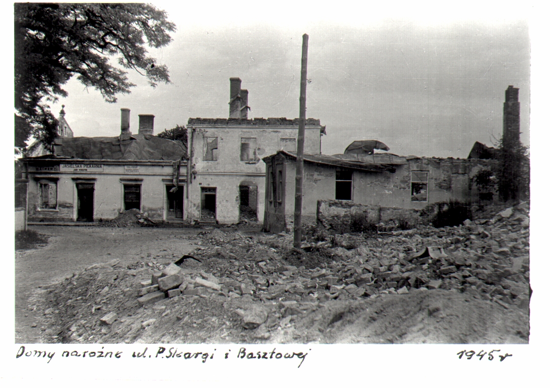 902 afh jasło ruiny domów przy ul. piotra skargi i basztowej - piekarnia, 1945 r. diapozytyw stanisława witowskiego