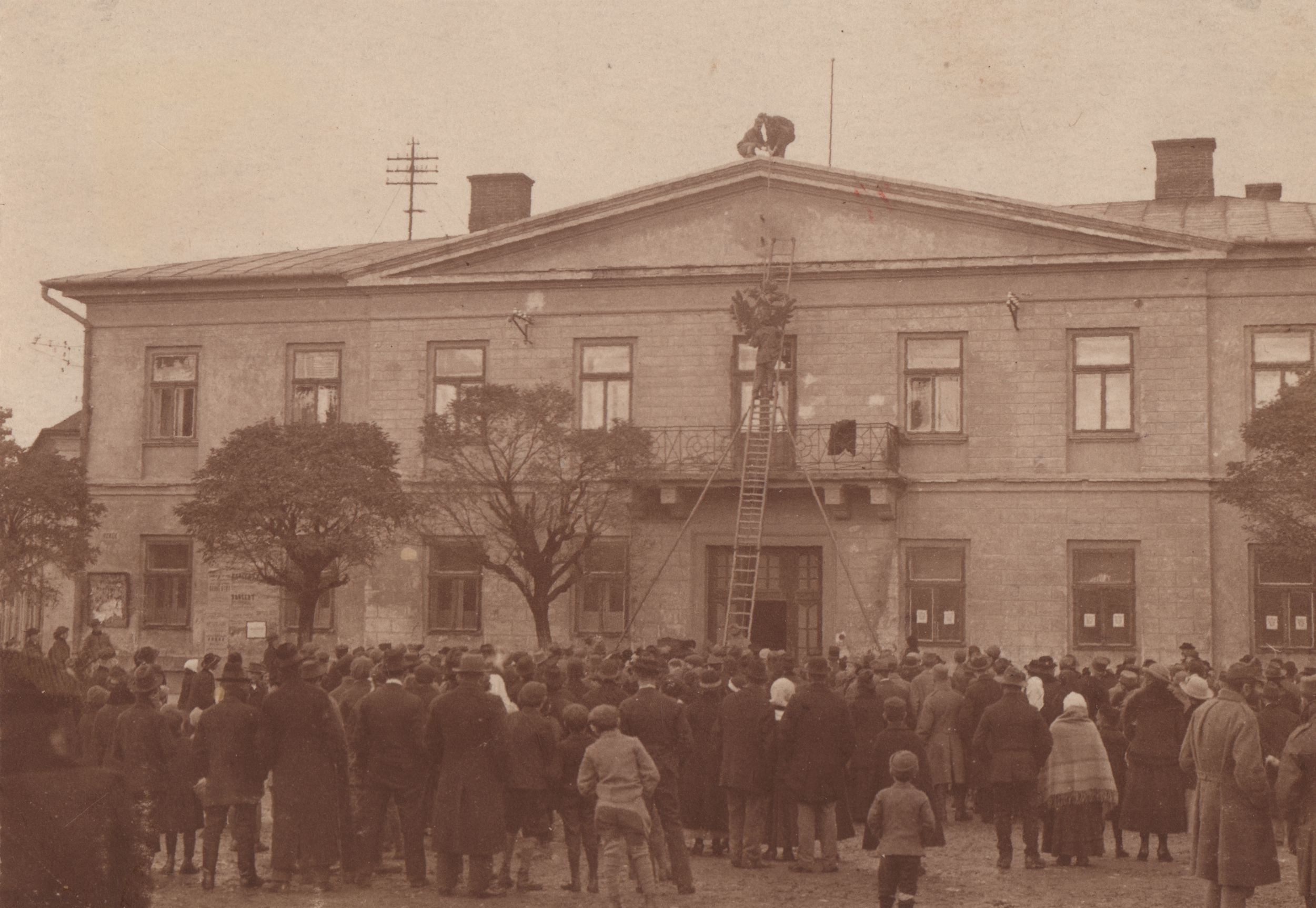 779 afh  jasło-listopad 1918, zdjęcie orła austriackiego z budynku starostwa w jaśle.
