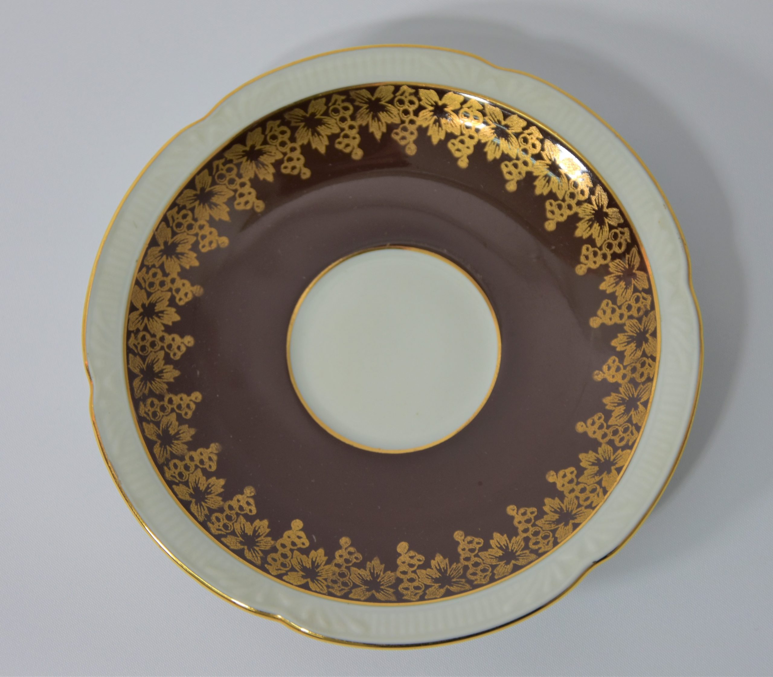 1801 a-h, spodek, chodzież, 1924-50, porcelana, złocenia, śr. 12,8 cm