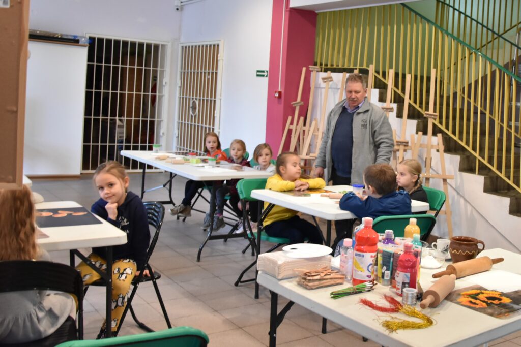 warsztaty plastyczne z „masy porcelanowej” – ozdoby świąteczne.