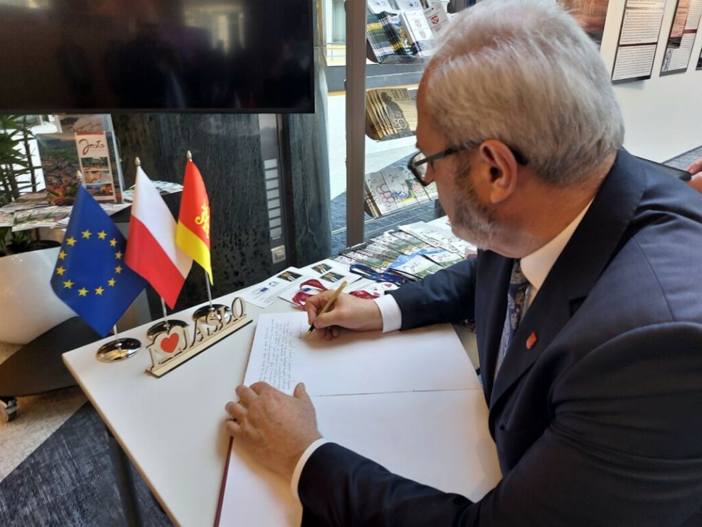 wystawa wysiedlenie i zburzenie miasta jasła w parlamencie europejskim. wystawa wysiedlenie i zburzenie miasta jasła w parlamencie europejskim.